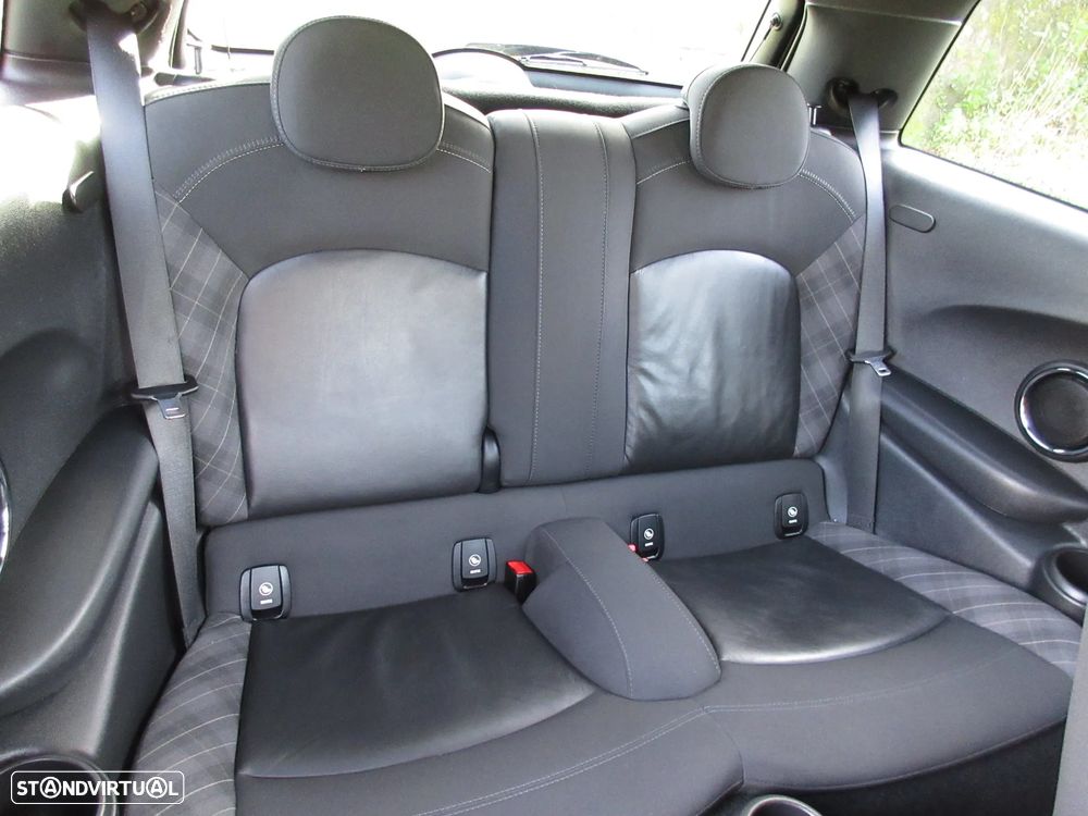 MINI 3 Portas Cooper D Aut. - 33