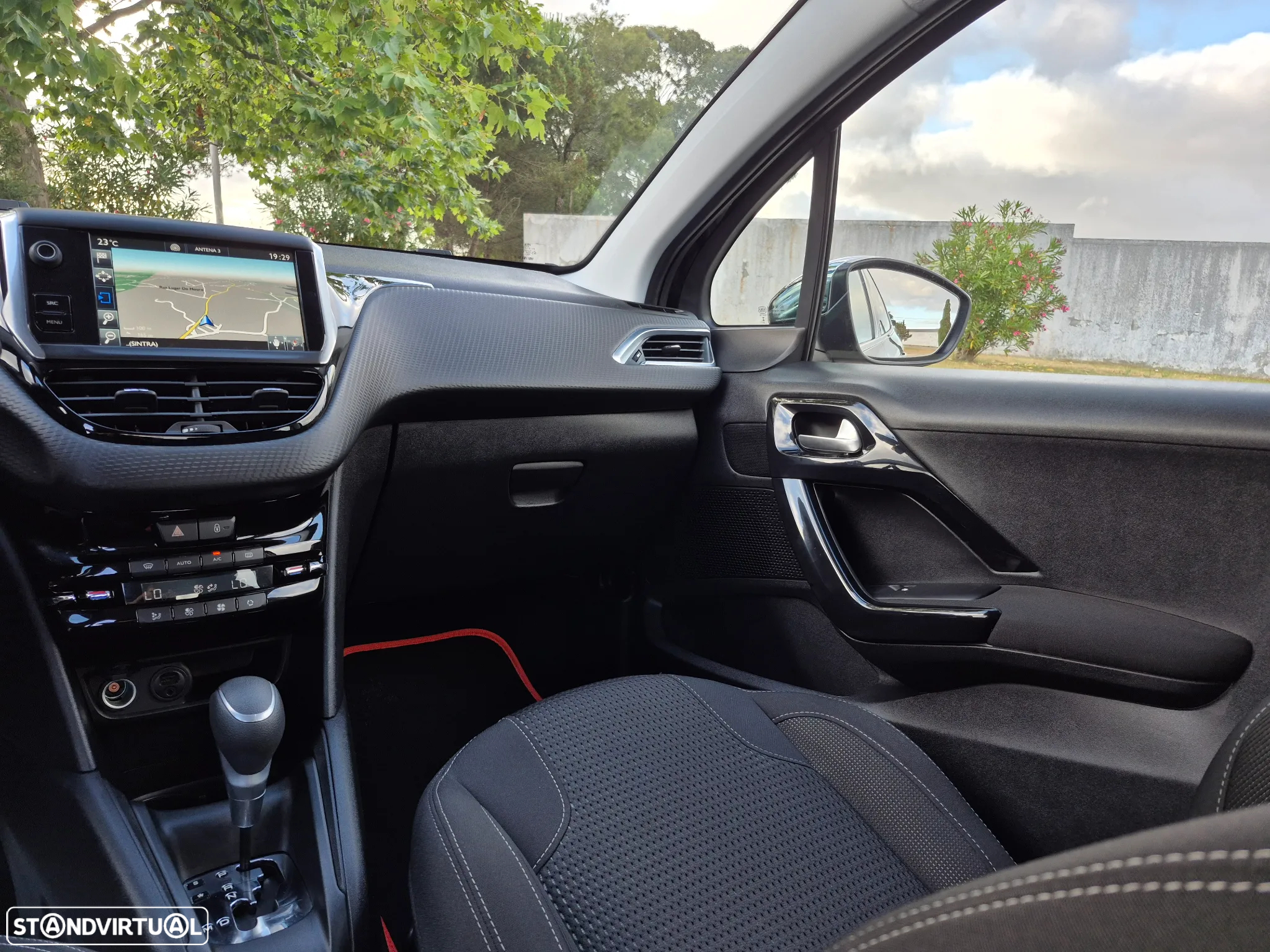Peugeot 208 1.2 PureTech Allure EAT6 - 12