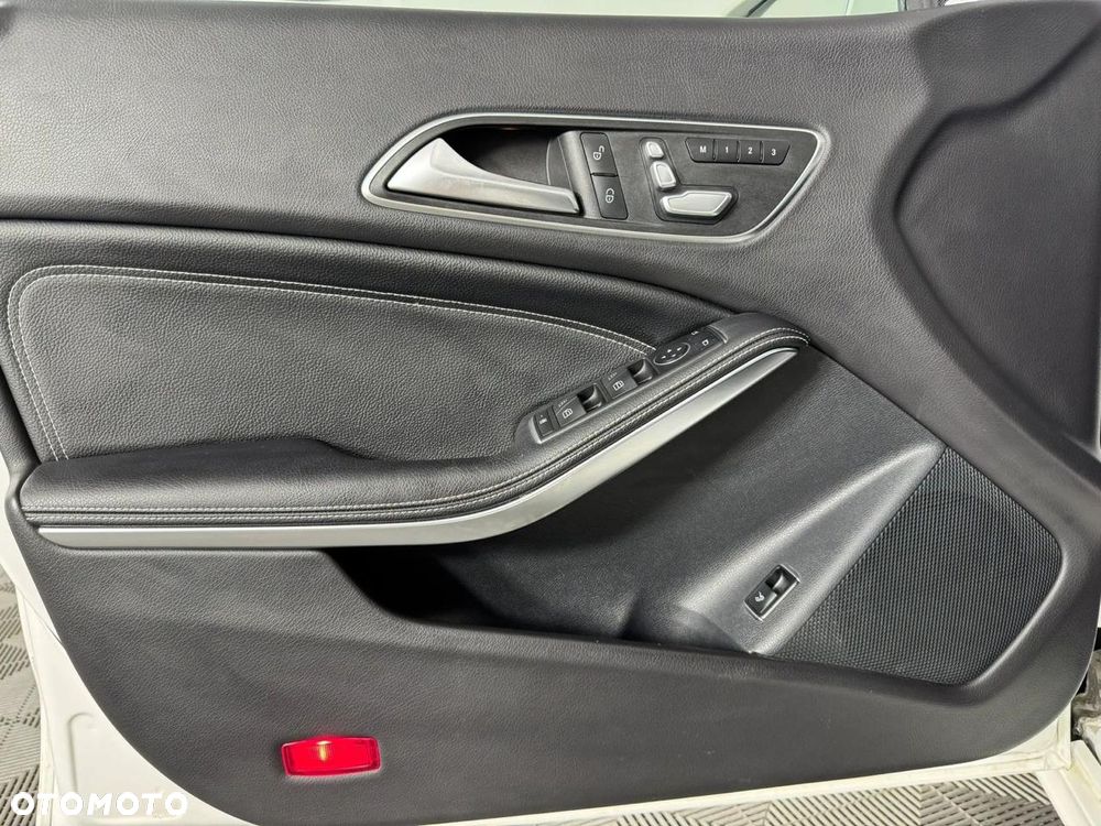 Mercedes-Benz CLA 250 4Matic 7G-DCT - 22