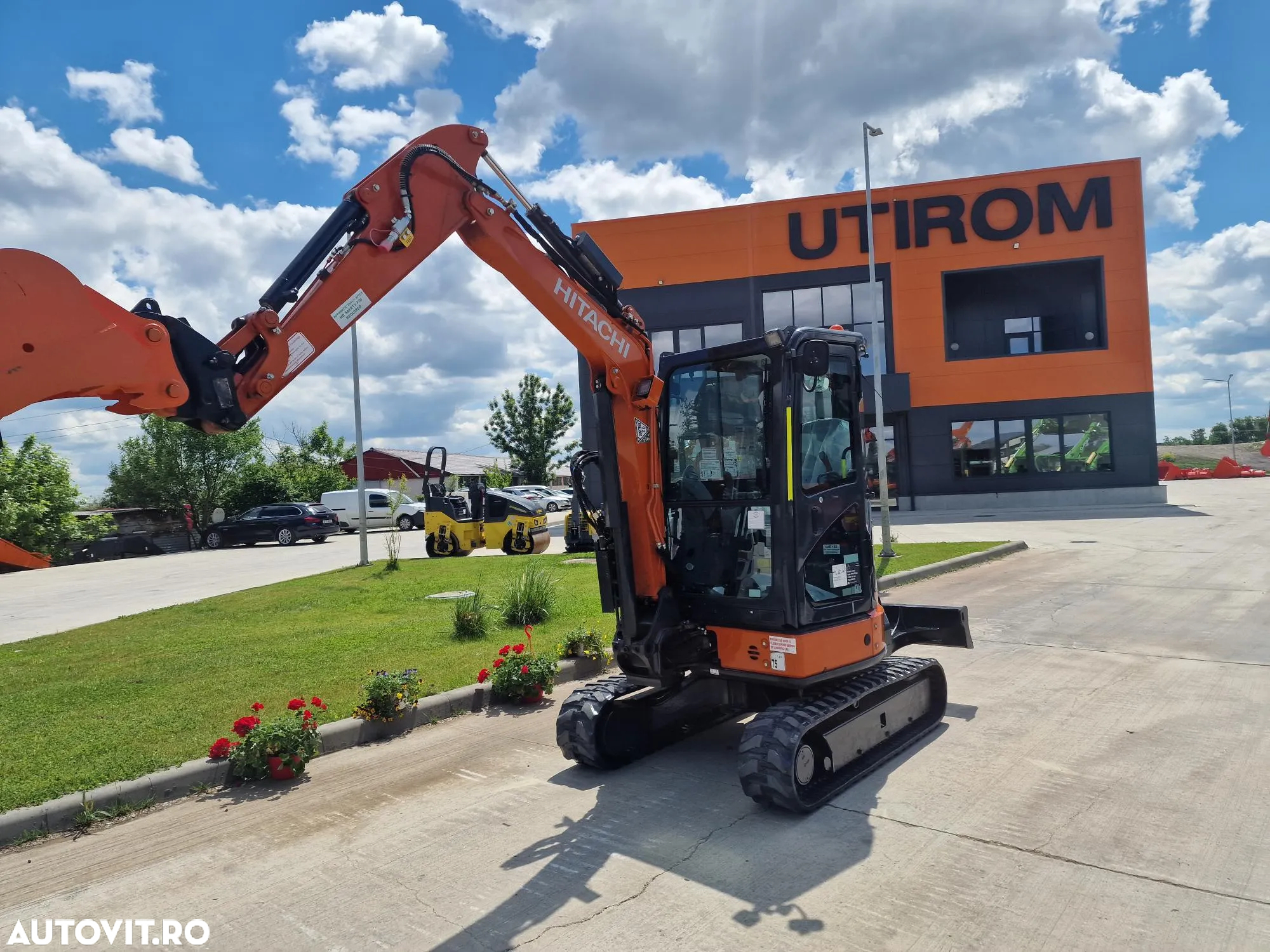 Hitachi ZX33, 3,7 tone, 2023/05, 1.163h, CUPLA RAPIDA+3 CUPE NOI, Senile 80% bune, Instalatia de picon pe brate, Sistem antifurt, Aer conditioinat, adanc sapare 4mc, ridica tevi de 2,5tone, STARE FOARTE BUNA< CA NOU, posibilitate leasing 4 ani-36900 EUR+Tva - 2