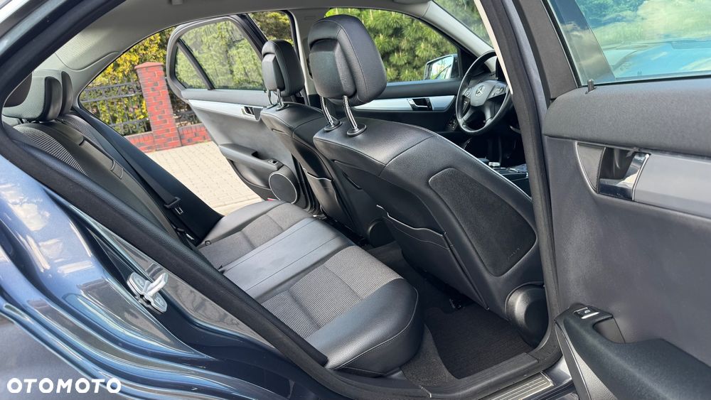 Mercedes-Benz Klasa C 180 CGI Automatik BlueEFFICIENCY Avantgarde - 26