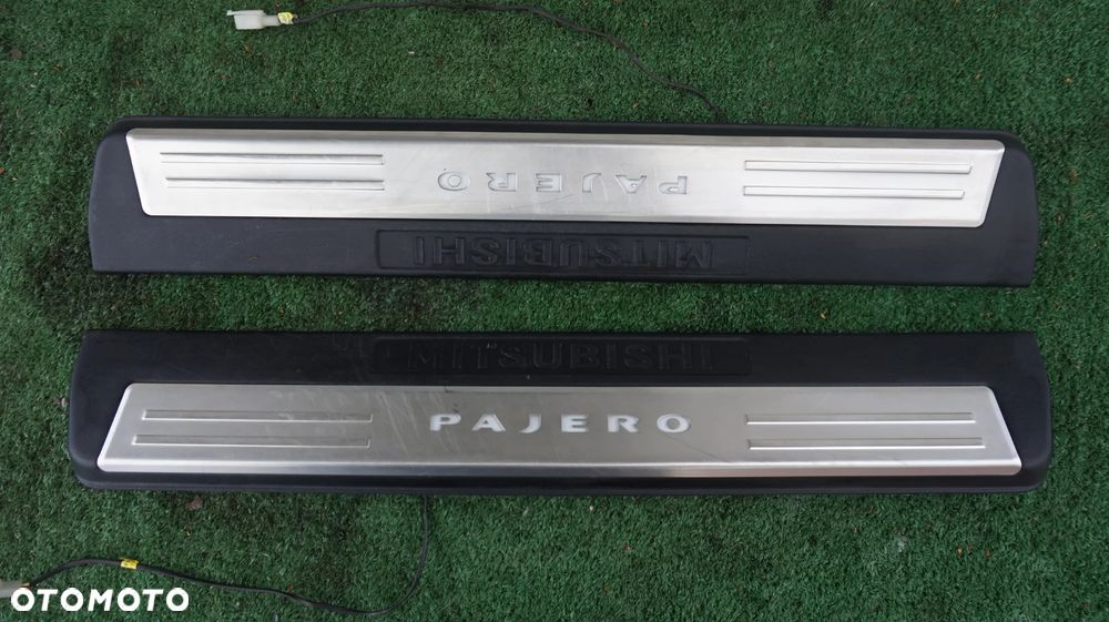 Mitsubishi Pajero IV 3.2 DID oslona progu przod podswietlana lewa prawa - 1