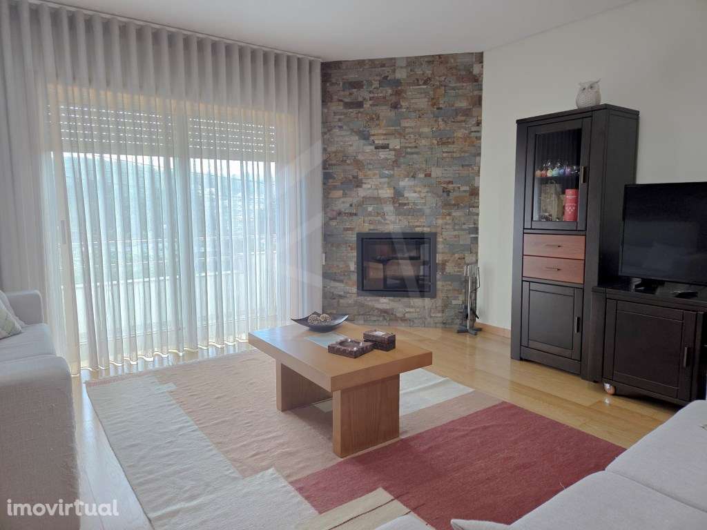 Moradia T4 em banda em Oliveira de Azeméis - Grande imagem: 2/47