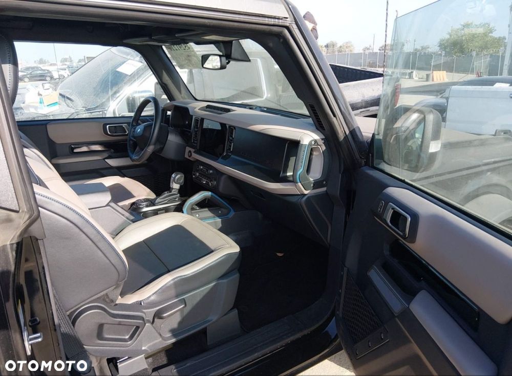 Ford Bronco - 10