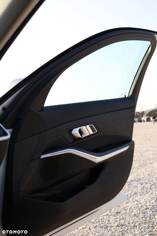 BMW Seria 3 320d xDrive Luxury Line - 27