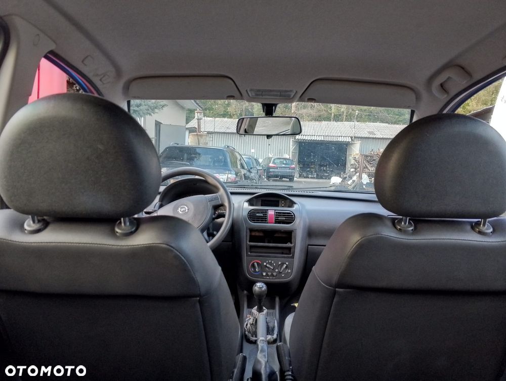 Opel Corsa C (02r.) 1.2 B 74KM. Silnik Z12XE Skrzynia F13BY lakier 20U.Cały na części. GWARANCJA !!! Przód Tył Zestaw Komplet Drzwi Klapa Zderzak Błotnik Maska Grill Atrapa Szyba Pas Lampa Lusterko Boczki Fotel Kanapa Kokpit Deska Rozdzielcza Przełącznik Włącznik Sterownik Przewody Wiązka Instalacja Moduł Komputer Czujnik Listwa Pompa Alternator Wtryski Głowica Rozrusznik Kompresor Sprzęgło Dwumas Silnik Skrzynia ABS Klimatyzacji Paliwa Wspomagania Kolektor Turbina Przepustnica Zawór Chłodnica Koło Hak Belka Sanki Zawieszenie Mcpherson Półoś Amortyzator Wydech Tłumik Zacisk Most - 7