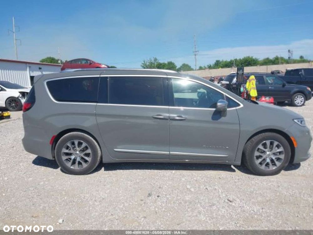 Chrysler Pacifica - 2
