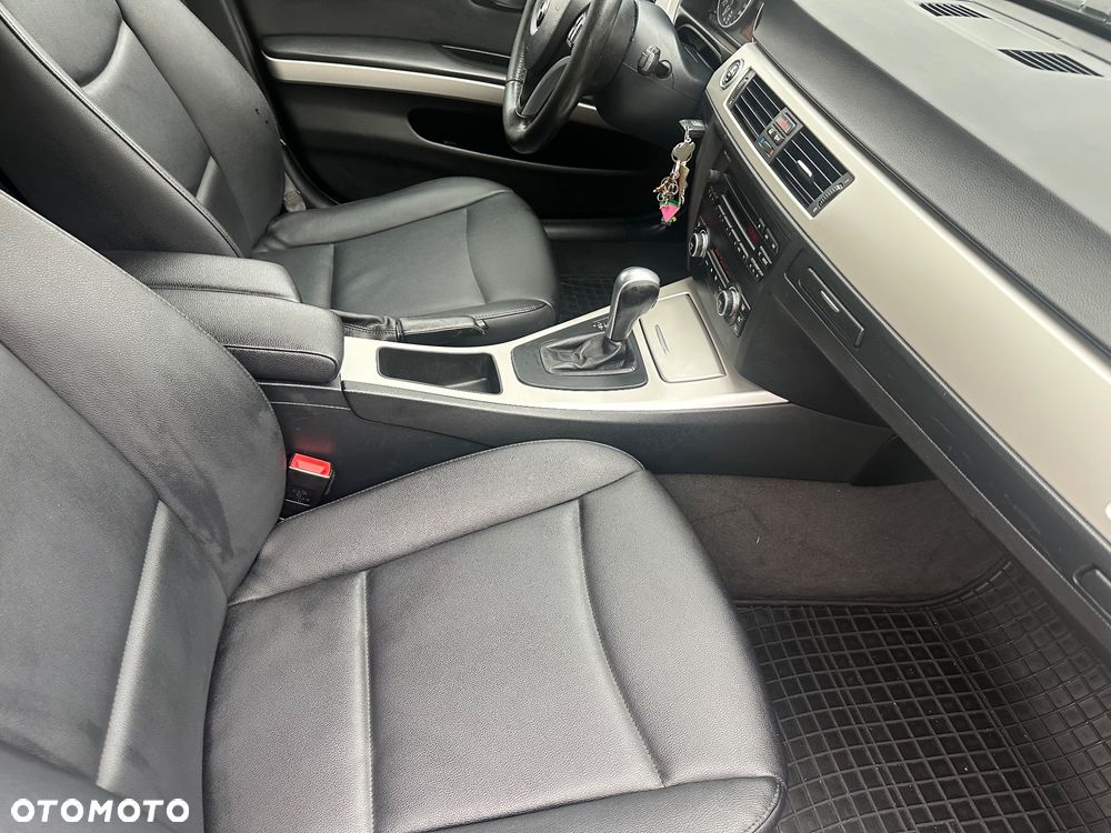 BMW Seria 3 320d DPF Touring - 17