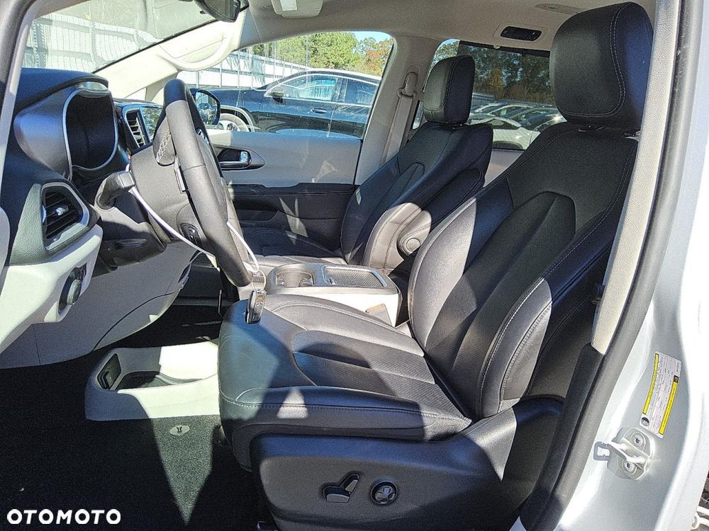 Chrysler Pacifica - 23