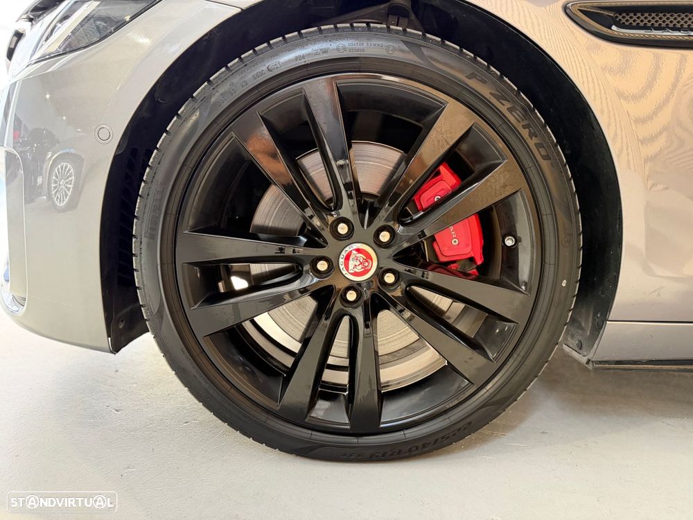 Jaguar XE 2.0 i4 R-Dynamic HSE - 36