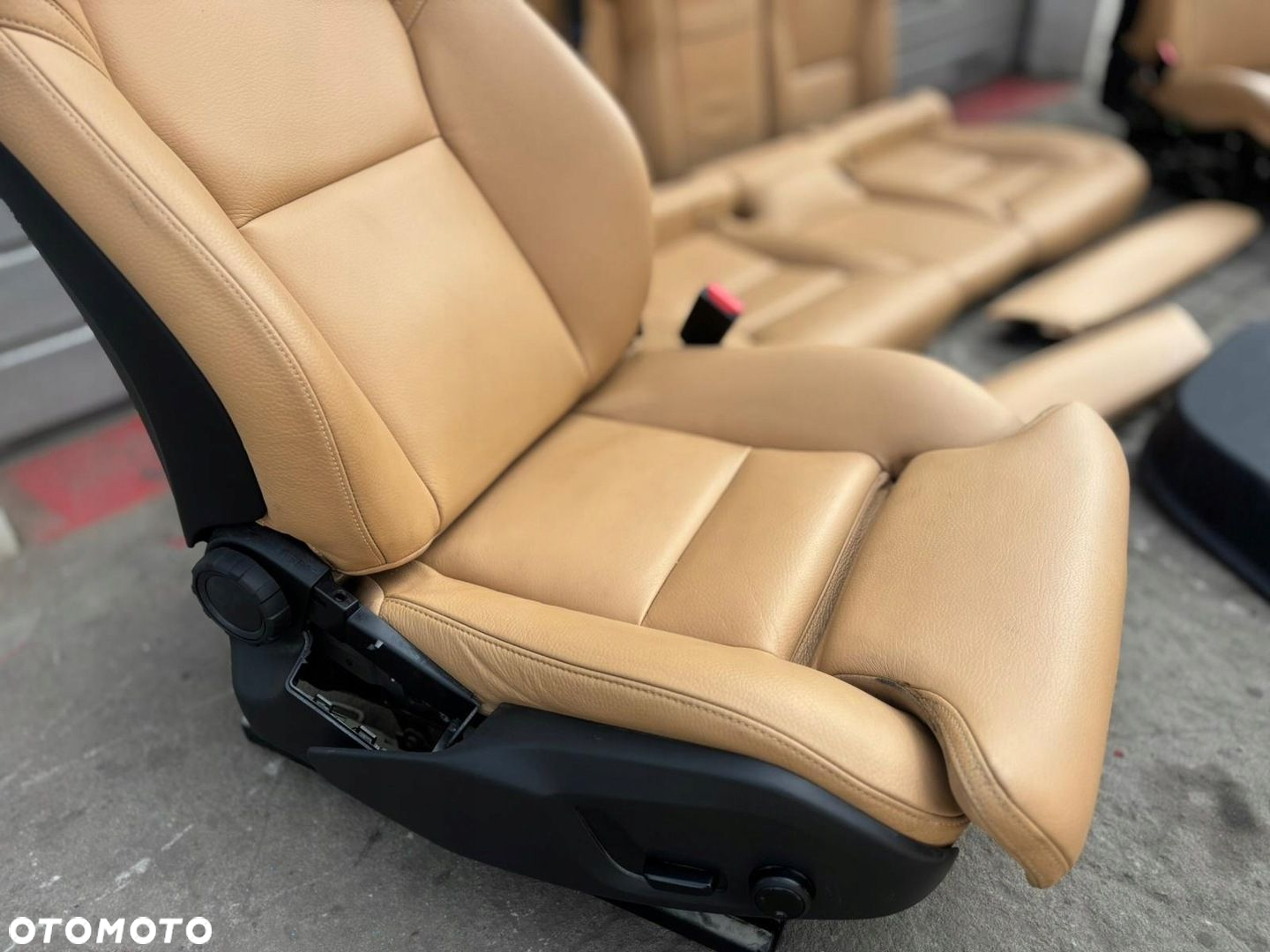 VOLVO XC60 II FOTELE SIEDZENIA WNĘTRZE EUROPA JASNE SKÓRA 2019R - 8