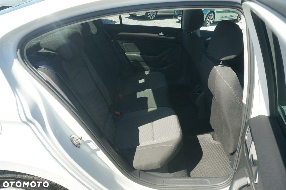 Volkswagen Passat 2.0 TDI EVO Essence DSG - 32