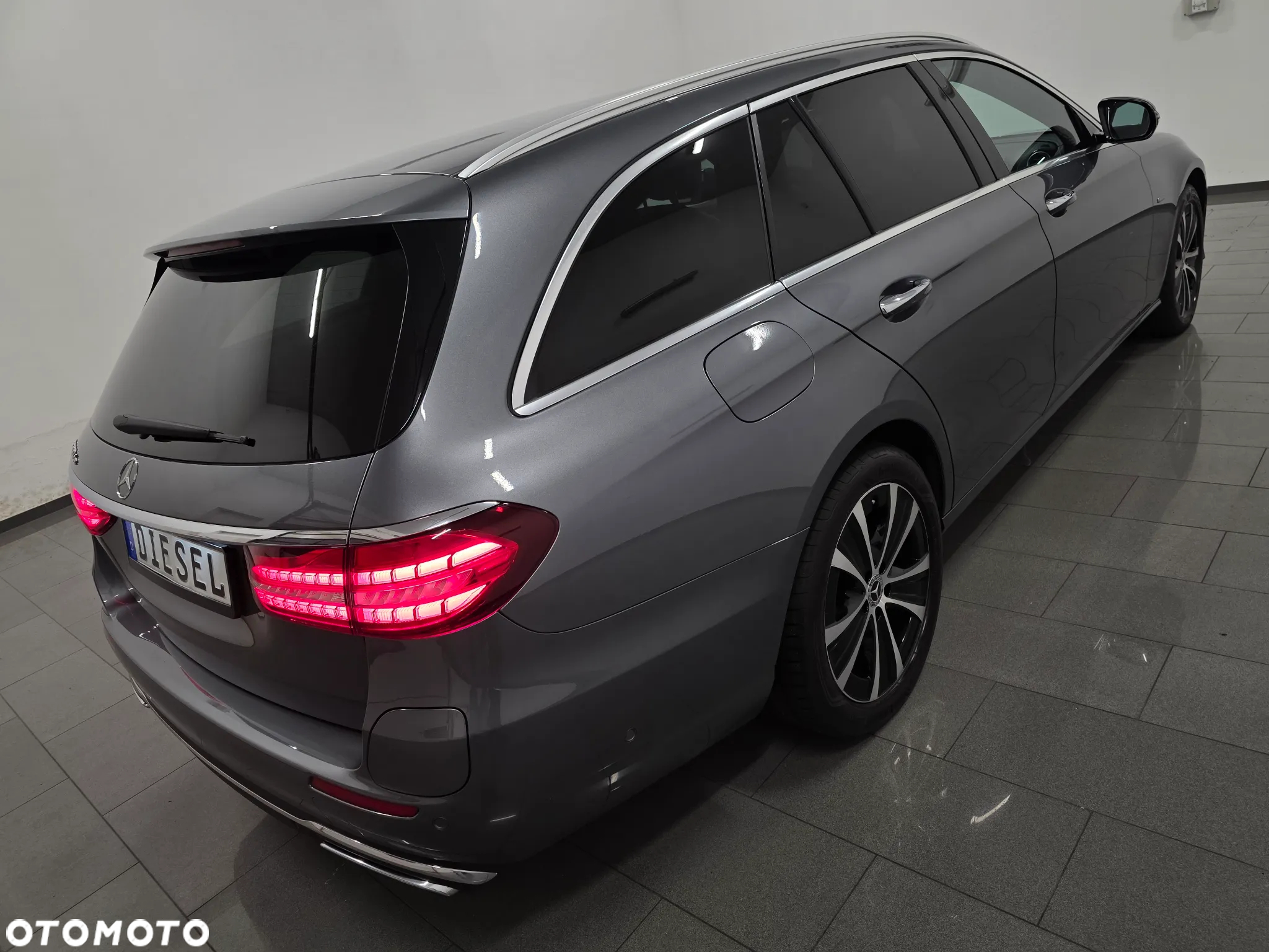 Mercedes-Benz Klasa E 300 d T 9G-TRONIC Exclusive - 4