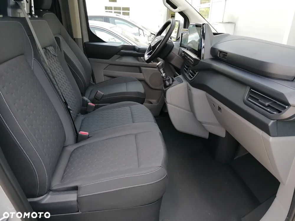 Ford CUSTOM VAN LIMITED - 32