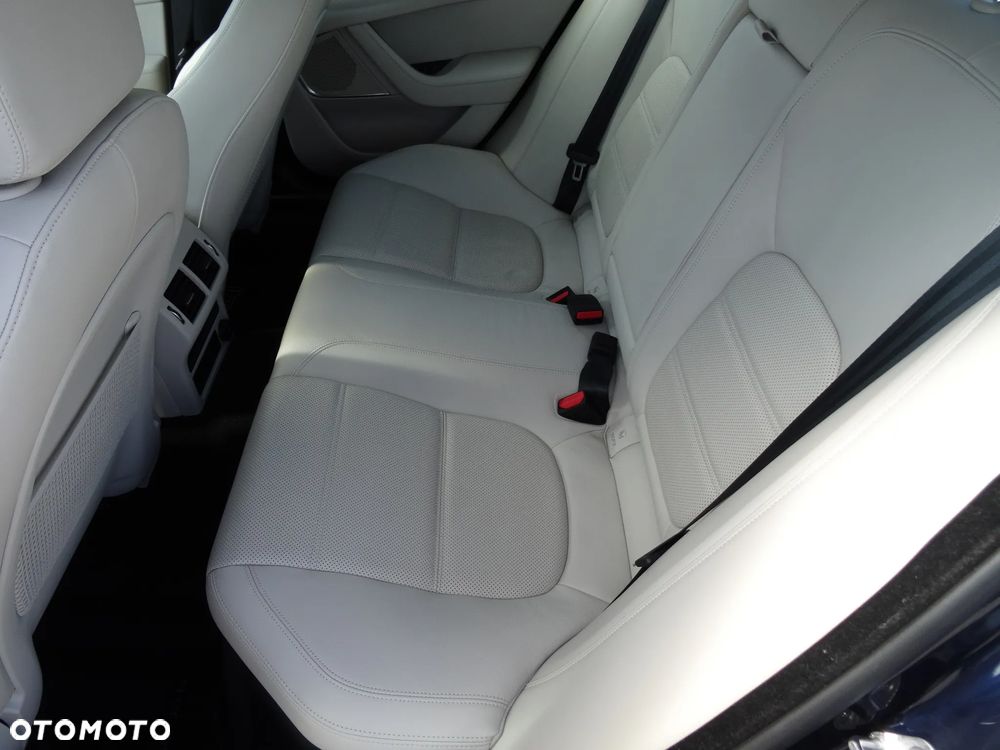 Jaguar XE 2.0 D180 R-Dynamic SE - 18