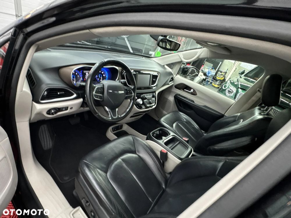 Chrysler Pacifica - 10