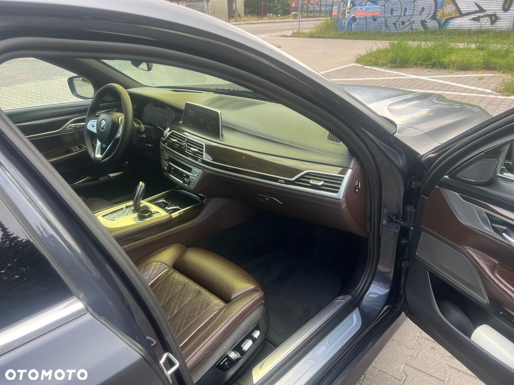 BMW Seria 7 745e - 29