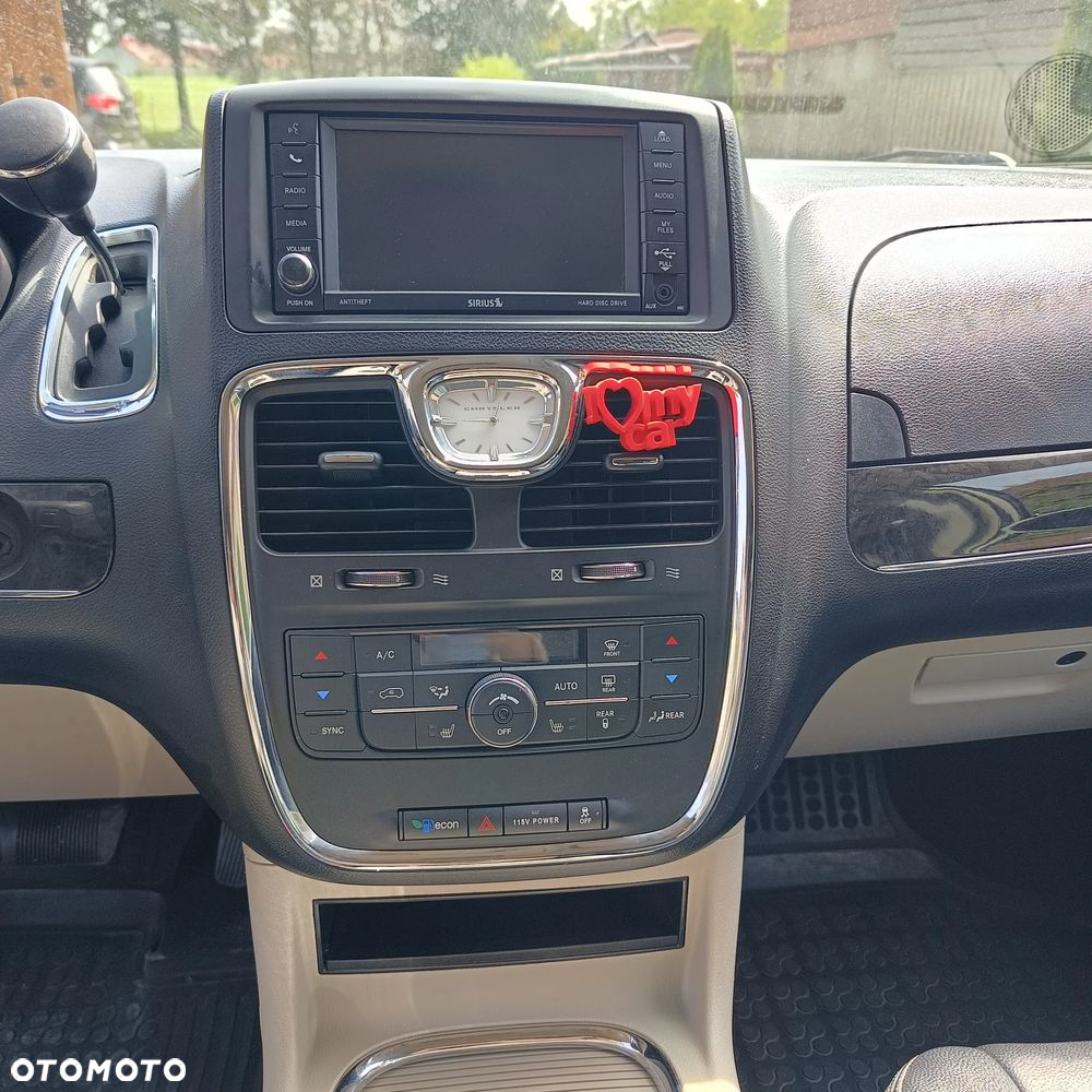 Chrysler Town & Country - 18