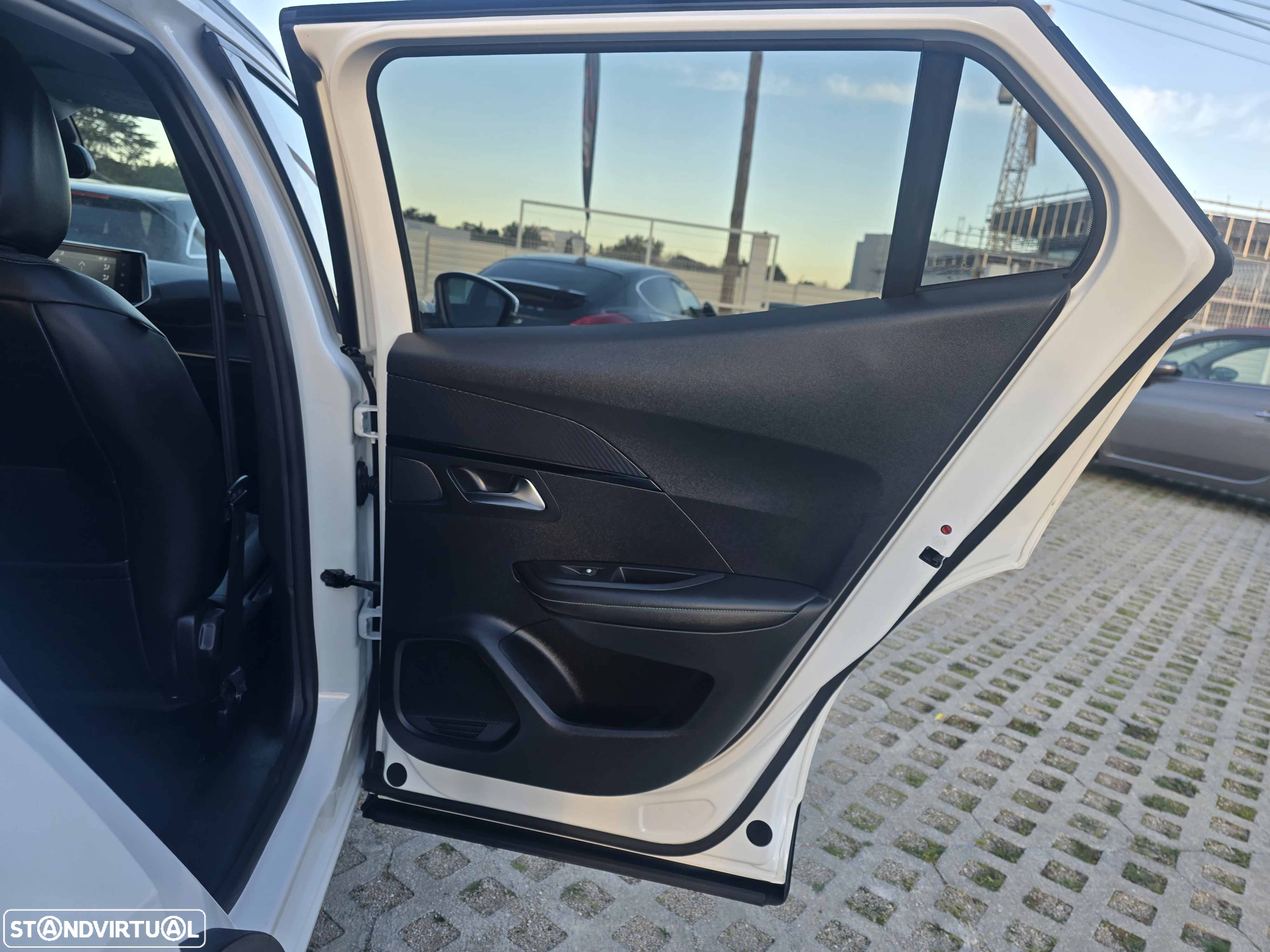 Peugeot 2008 1.5 BlueHDi Allure EAT8 - 46