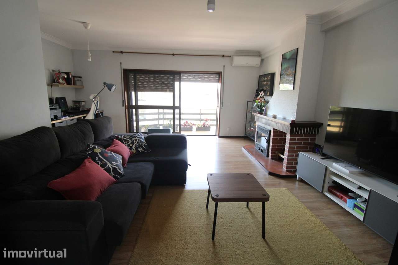 Espaçoso apartamento T3 com 3 frentes no centro de S. M. da Feira - Grande imagem: 2/19
