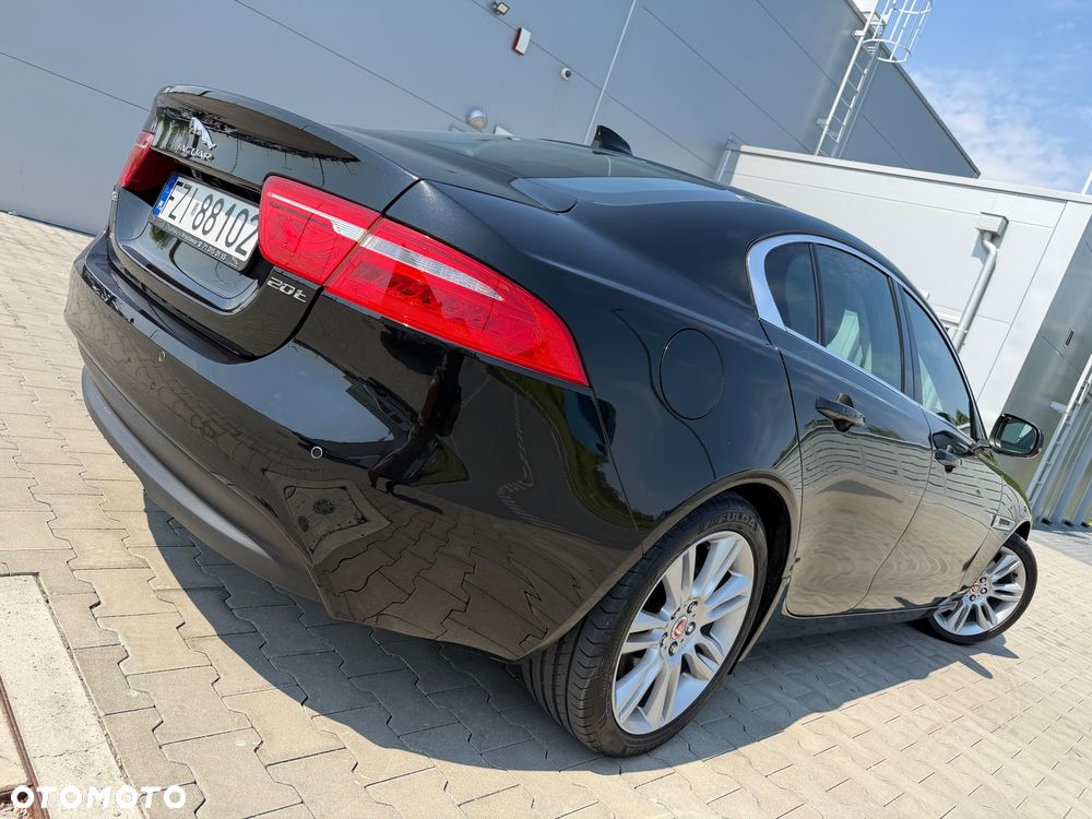 Jaguar XE 2.0 T Portfolio - 3