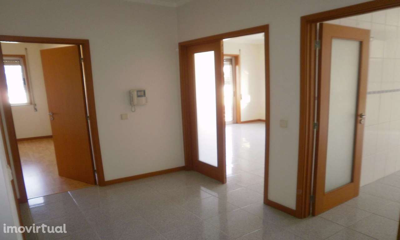 Apartamento T1 c/varanda e garagem junto centro comercial GaiaShopping - Grande imagem: 2/8