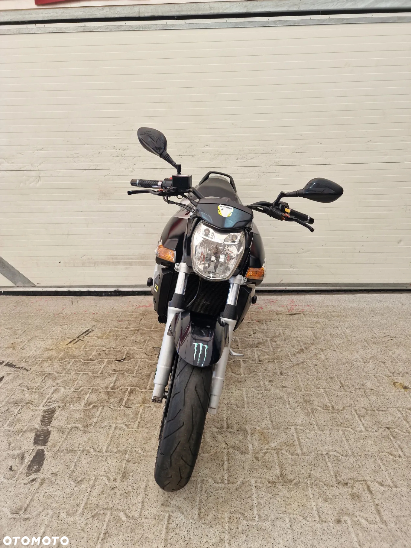 Suzuki GSR - 16