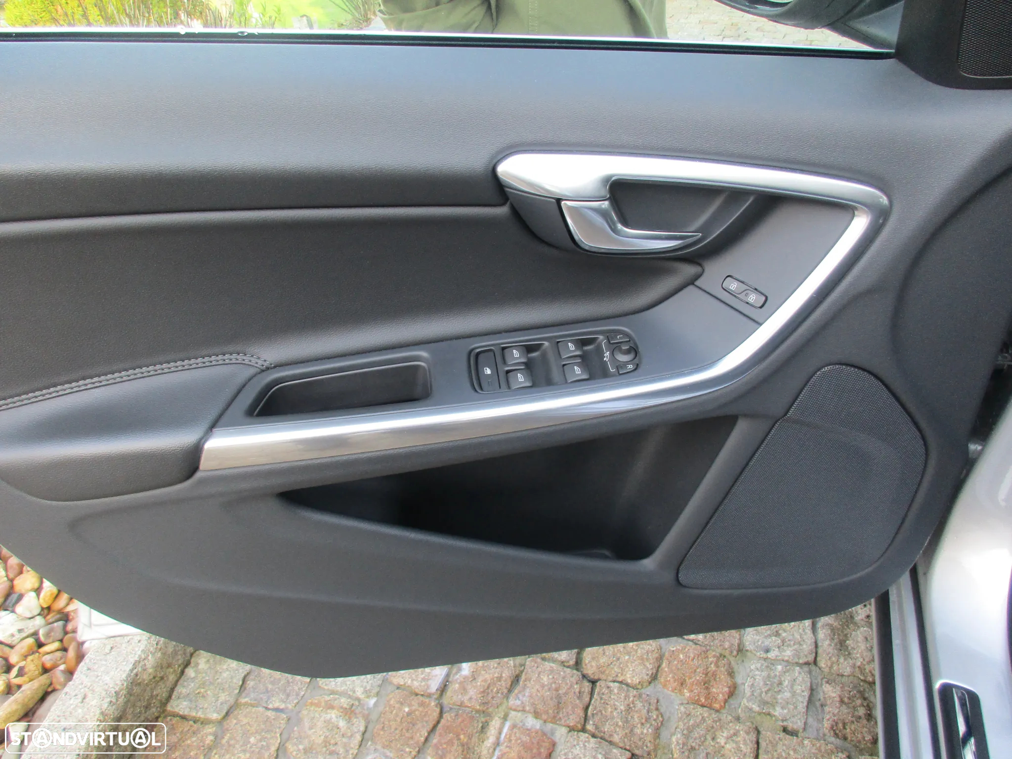 Volvo V60 2.0 D4 Momentum - 32