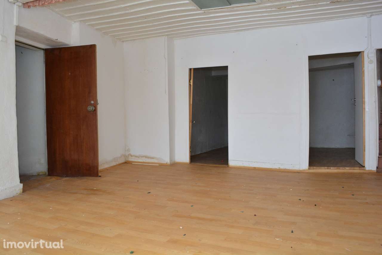 Prédio T4 - 3 Pisos - Centro Histórico da Covilhã - Grande imagem: 2/11