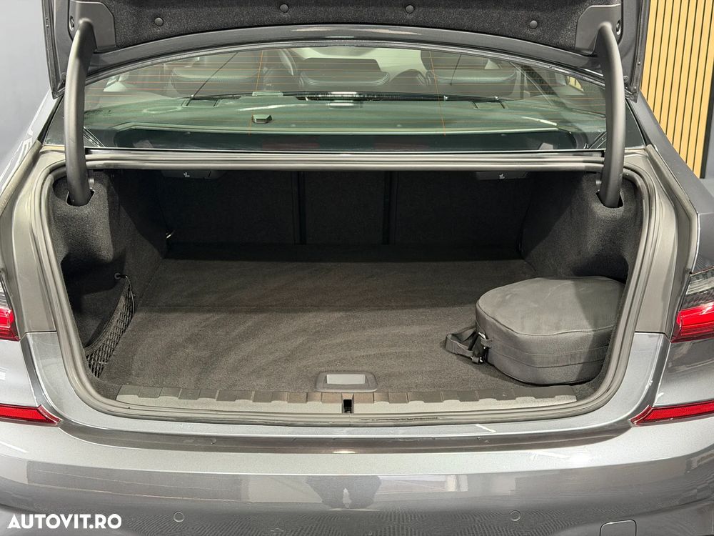 BMW Seria 3 330e Aut. M Sport - 37