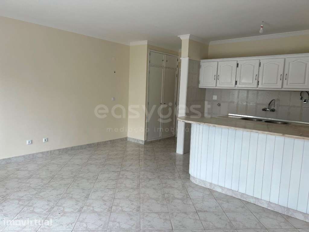 Apartamento T1, com lugar de estacionamento, a poucos metros da pra... - Grande imagem: 2/28