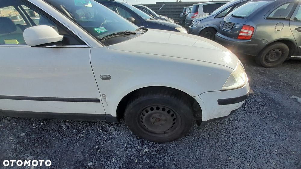 VW PASSAT B5 LIFT FL BŁOTNIK PRAWY PRZEDNI PRZÓD LB9A nr. 25/4 - 1