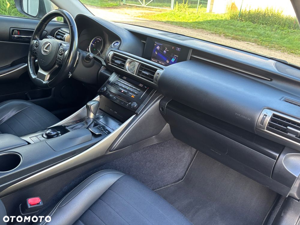 Lexus IS 300h Prestige - 36