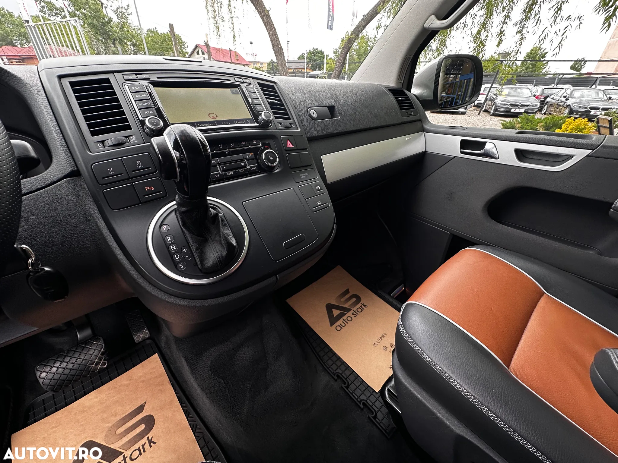 Volkswagen Multivan - 28