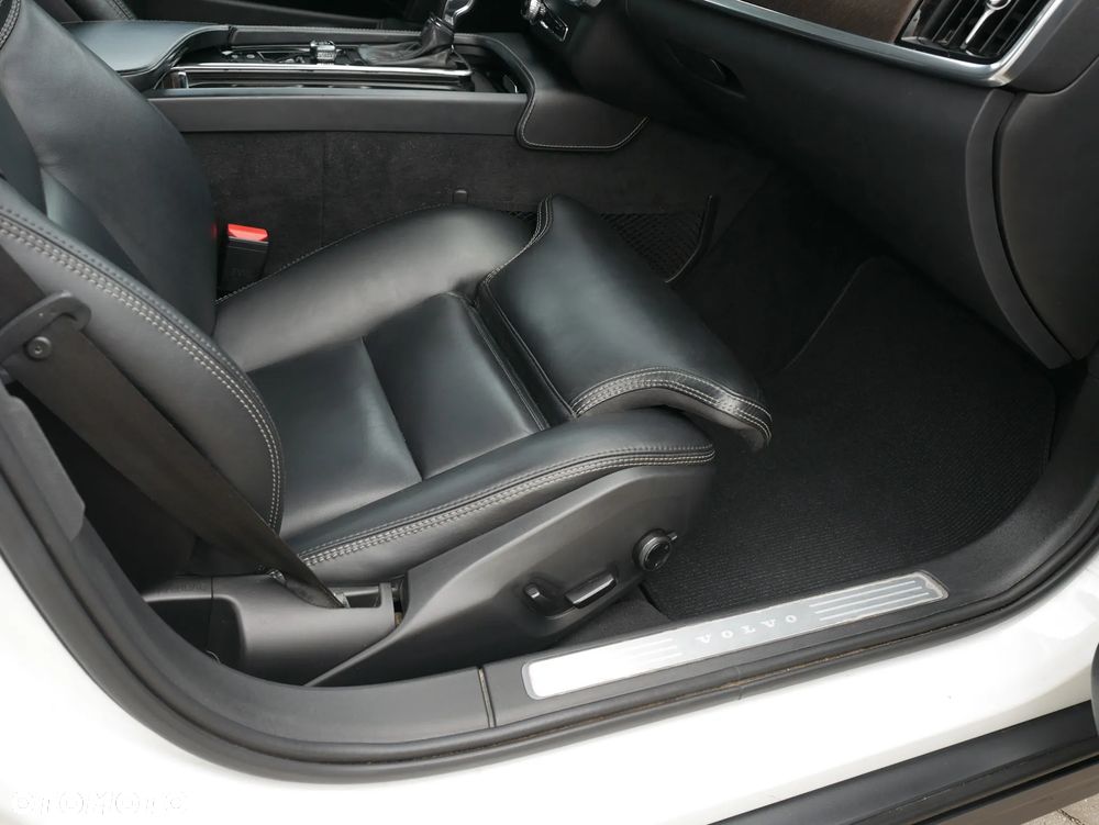 Volvo V90 Cross Country D4 AWD Pro - 24