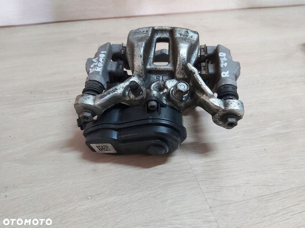 TOYOTA COROLLA E21 zacisk jarzmo tył prawy 1,8 - 2