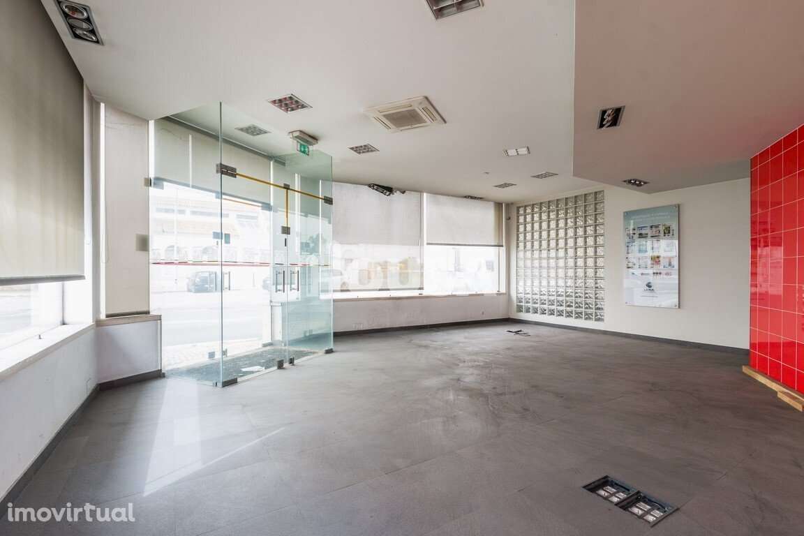 Prédios de 4 Pisos Junto à Estação de Comboios - Leiria - Grande imagem: 2/36