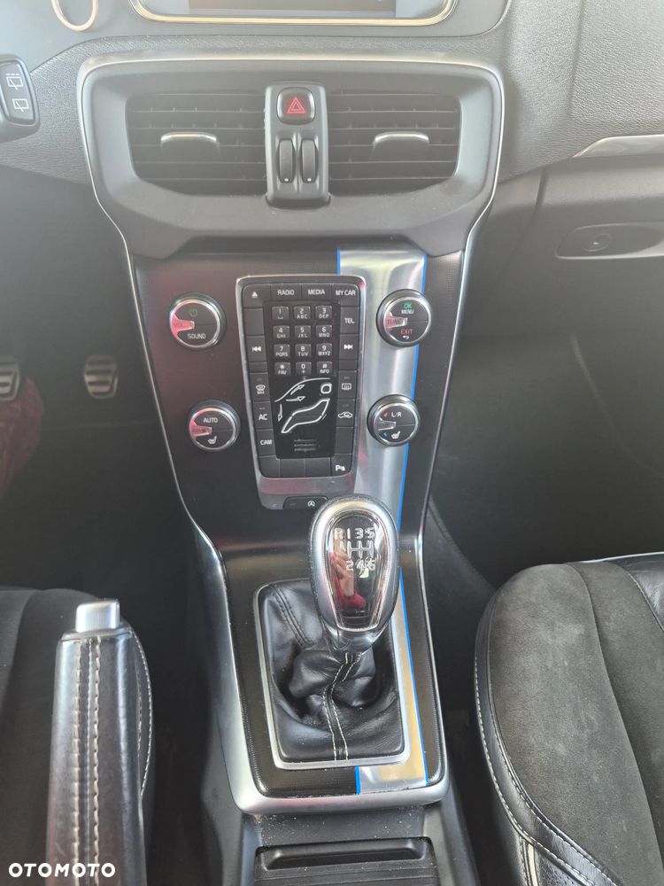 Volvo V40 D2 R-Design - 16