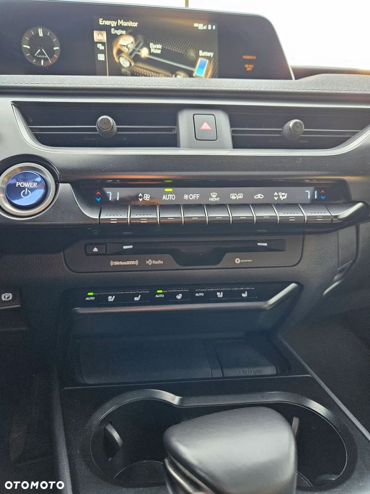 Lexus UX 250h - 19