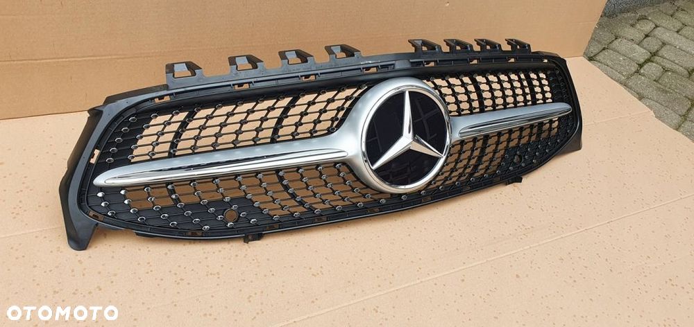 MERCEDES CLA 118 GRILL ATRAPA DIAMENT RADAR ORYG - 3
