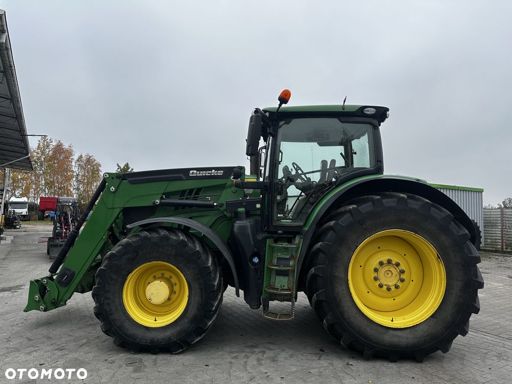 John Deere 6215R - 8