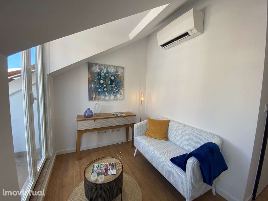 T2, recuperado e mobilado, pequena varanda e vista lateral com o ri... - Grande imagem: 5/20