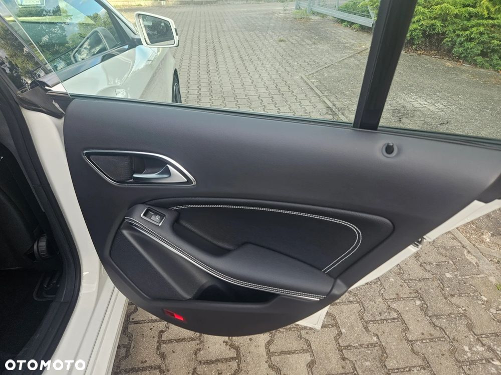 Mercedes-Benz CLA 200 UrbanStyle Edition - 23