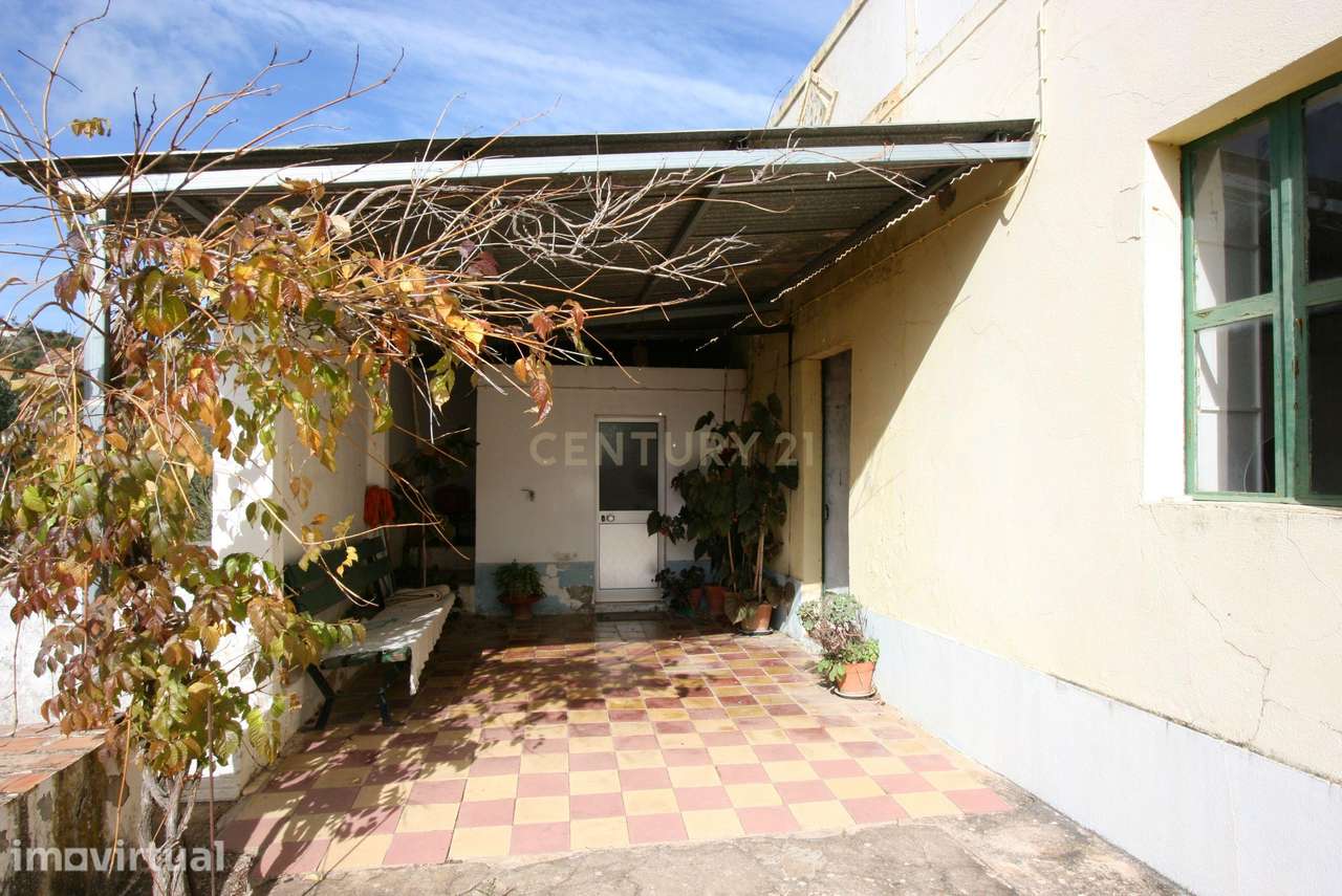 Quinta com moradia, armazem e vários anexos para turismo rural ou uso - Grande imagem: 5/38