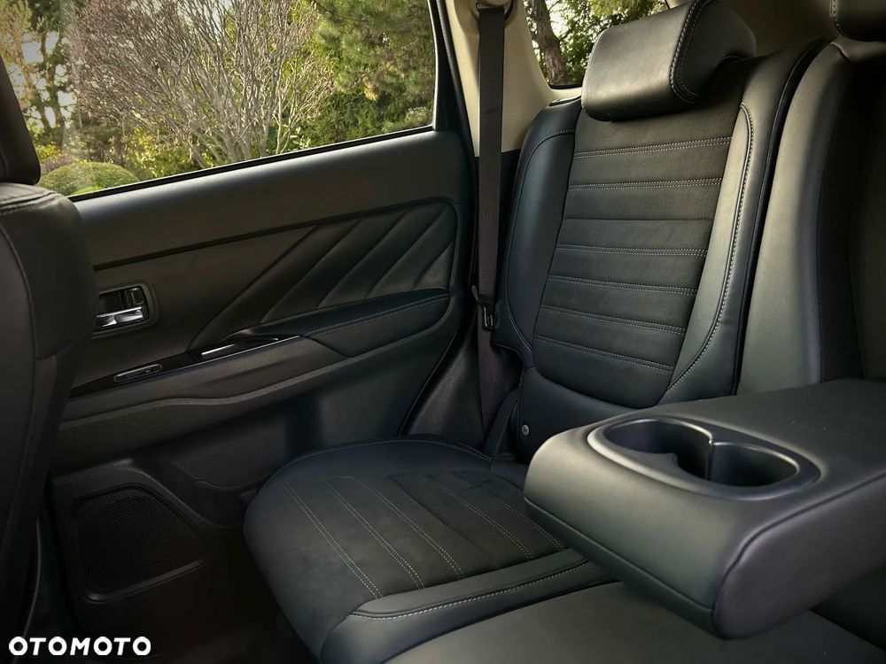 Mitsubishi Outlander Instyle NAVI + - 13