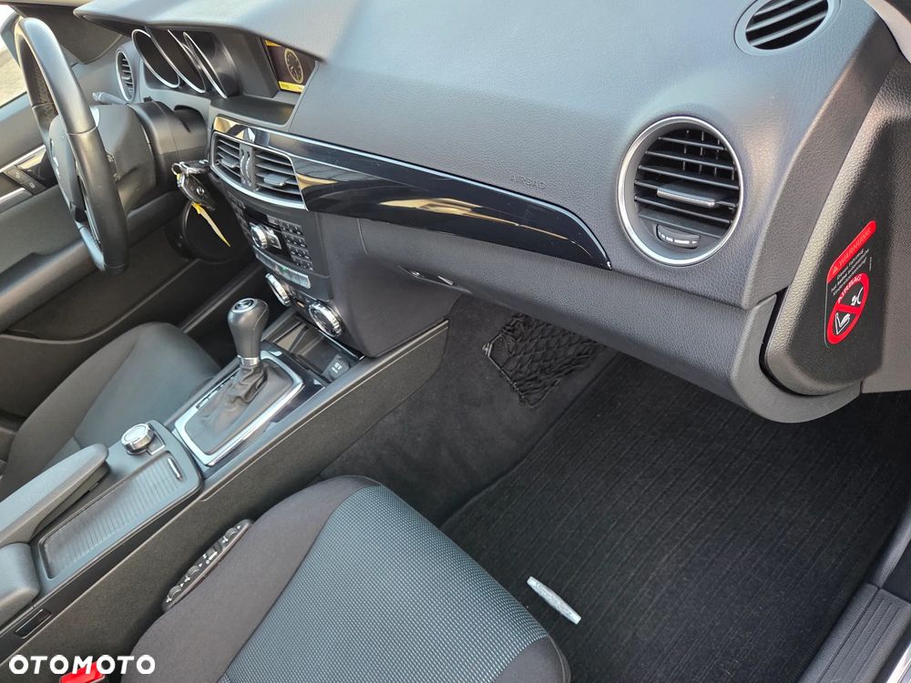 Mercedes-Benz Klasa C 180 BlueEFFICIENCY 7G-TRONIC Elegance - 31