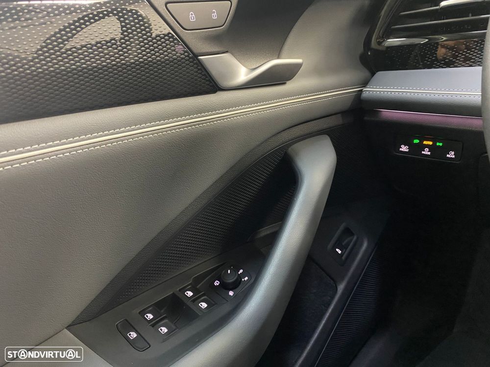 VW Passat Variant 2.0 TDi Business DSG - 23