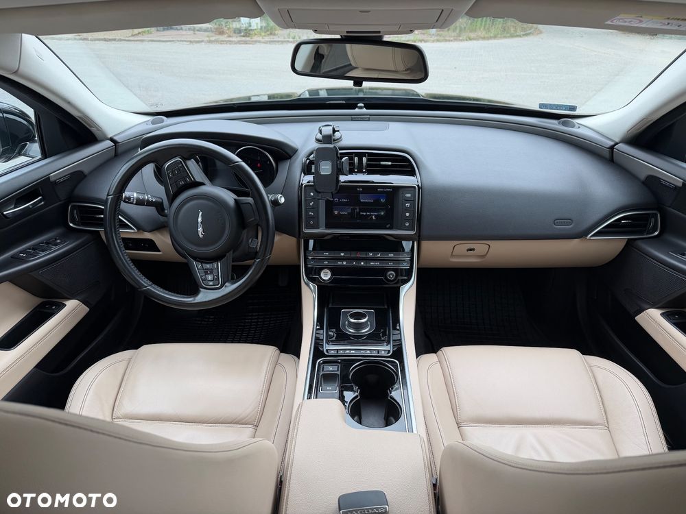 Jaguar XE 2.0 D Prestige - 10