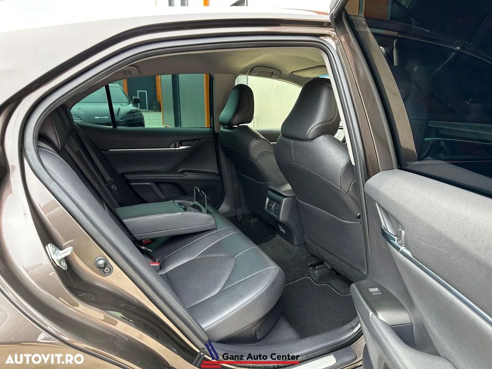 Toyota Camry Executive - 17