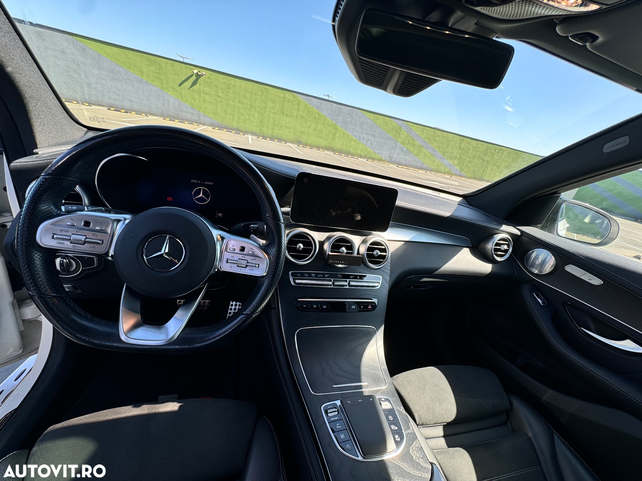 Mercedes-Benz GLC 300 d 4Matic 9G-TRONIC AMG Line Plus - 33